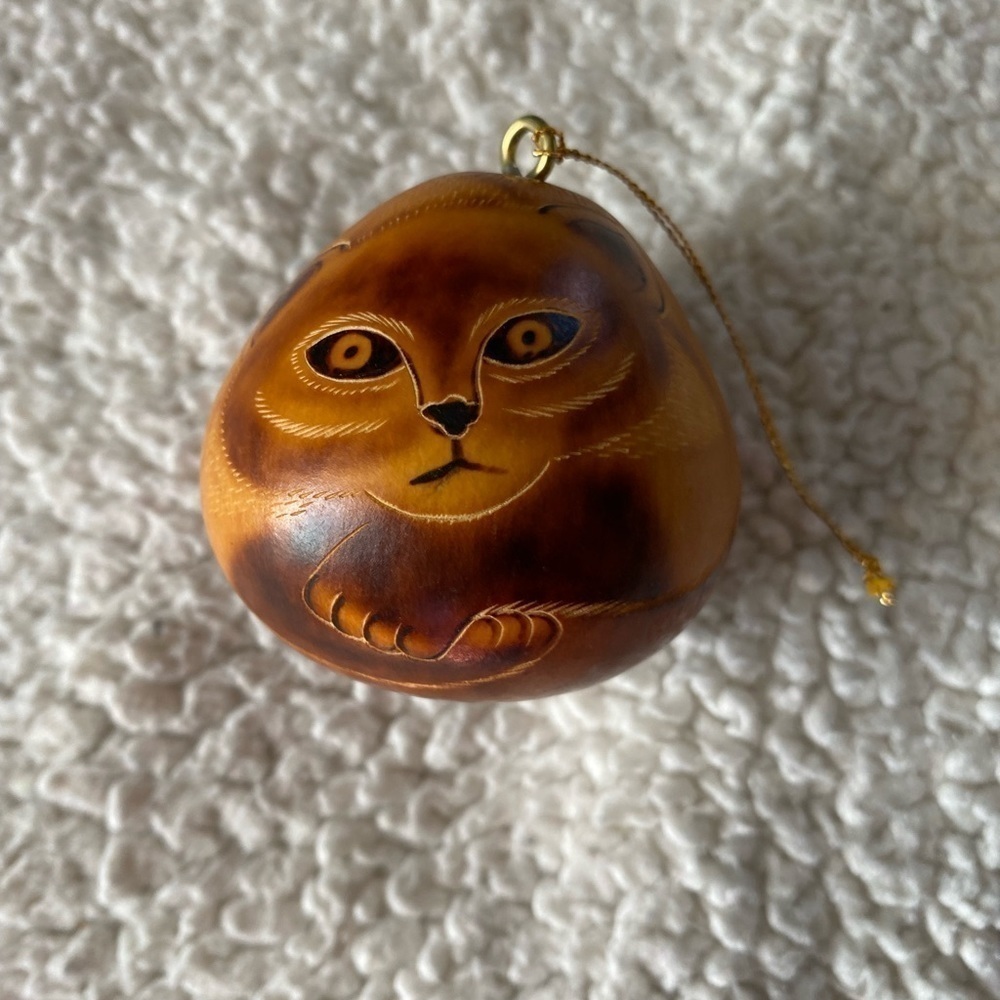 Hand carved Gourd Ornament Art of Laying Cat -Made in Peru - Picture 3 of 10